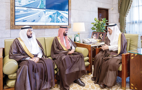 أمير منطقة الرياض مستقبلا الرئيس التنفيذي لهيئة الغذاء والدواء