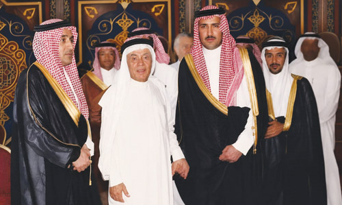 الأمير فيصل بن سلمان والأستاذ محمد علي حافظ والدكتور عزام الدخيل