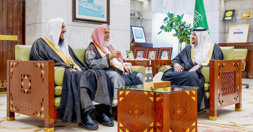 نائب أمير منطقة الرياض يتسلم التقرير السنوي لجمعية «مكنون» 