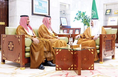 أدى الصلاة على ناصر العتيبي 