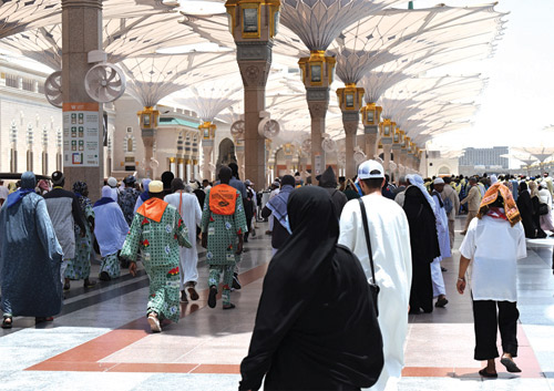مشاهد روحانية لضيوف الرحمن في المسجد النبوي قبل أداء الحج 