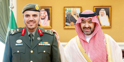 نائب أمير منطقة تبوك يقلد مدير جوازات المنطقة رتبته الجديدة 