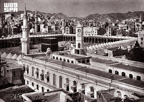 ساعة مكة الأولى.. شاهد تاريخي يجسد عناية المملكة بالحرمين منذ عهد الملك المؤسس 