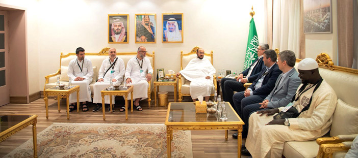التقى عددًا من الشخصيات المستضافة في برنامج ضيوف خادم الحرمين الشريفين 