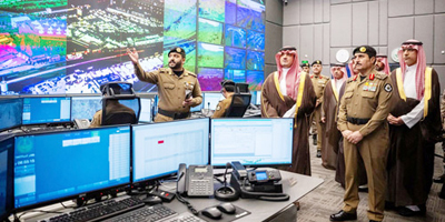 وزير الداخلية يقف على سير عمل مركز القيادة والسيطرة لأمن الحج 