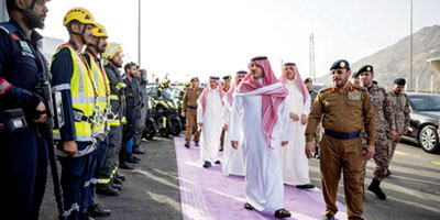 وزير الداخلية يتفقد وحدات الدفاع المدني في مشعر منى 