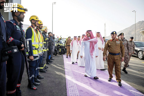 وزير الداخلية يتفقد وحدات الدفاع المدني في مشعر منى