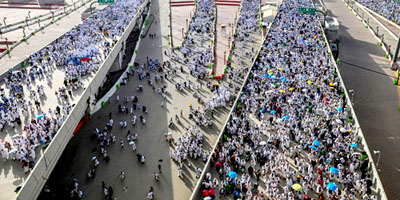 ضيوف الرحمن يرمون جمرة العقبة تحفهم مشاهد السكينة 