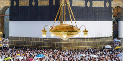 حجاج بيت الله الحرام يؤدون طواف الإفاضة 