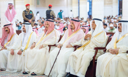 أمير منطقة الرياض ونائبه يؤديان صلاة عيد الأضحى  