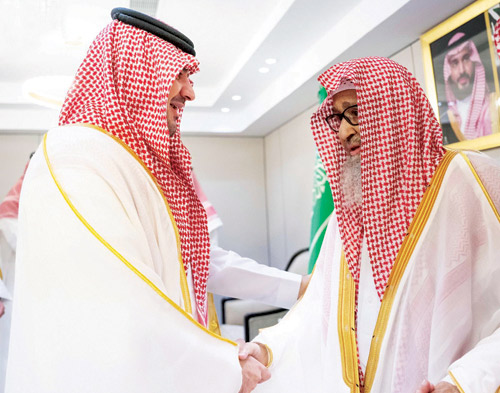 وزير الداخلية يزور سماحة مفتي عام للمملكة 