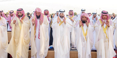 نائب أمير منطقة تبوك يؤدي صلاة عيد الأضحى ويستقبل المهنئين 