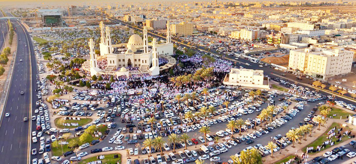 لقطات جوية لجامع الوالدين في تبوك خلال صلاة العيد 