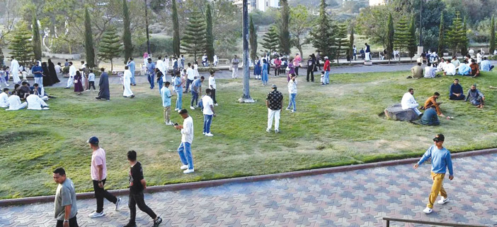 أهالي وزوار عسير يستمتعون بأجواء عيد الأضحى بين المتنزهات والمواقع الطبيعية 