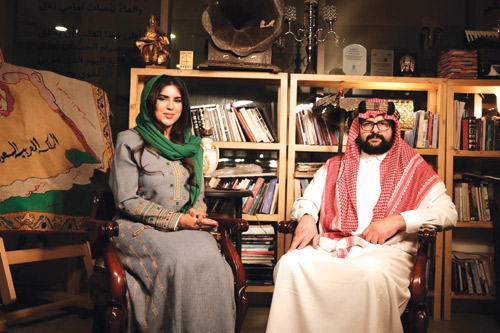 مدير مركز سرد الثقافي عبدالله الحضيف مع  سارا آل فريان