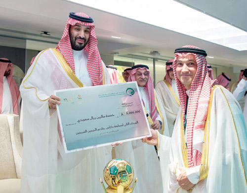 سمو ولي العهد يسلّم الخلود جائزة المركز الثاني