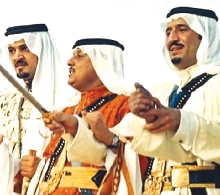 الملك سلمان -حفظه الله- والأمير سعد بن خالد والأمير سعود الفيصل - رحمهما الله