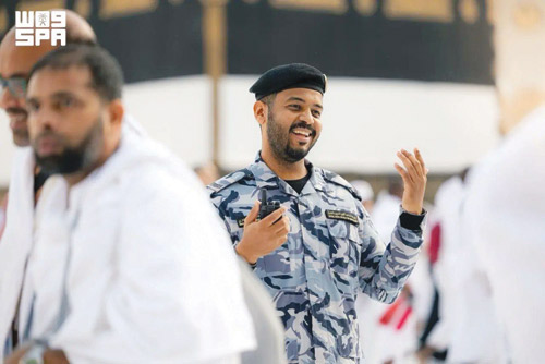 رجال الأمن.. مشاهد إنسانية تتكرر كل عام