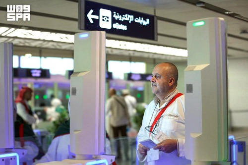«البوابات الإلكترونية» خدمة ذاتية لتسهيل مغادرة الحجاج عبر المطارات الدولية