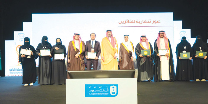 الأمير فيصل بن سلمان يسلم جائزة الملك سلمان العالمية للدراسا
