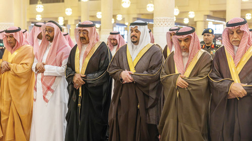 نائب أمير منطقة الرياض يؤدي الصلاة على الأميرة سار