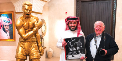 نيل ليفر.. الرجل الذي منح الملاكمة ذاكرتها الخالدة 