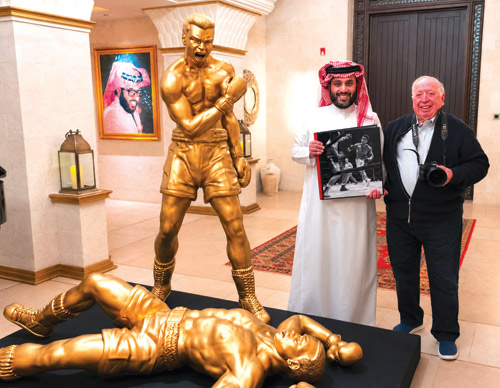  تركي آل الشيخ مع المصور نيل ليفر