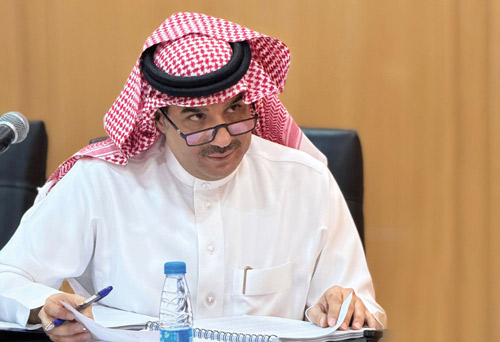  الباحث ماجد العرجي أثناء مناقشة الرسالة