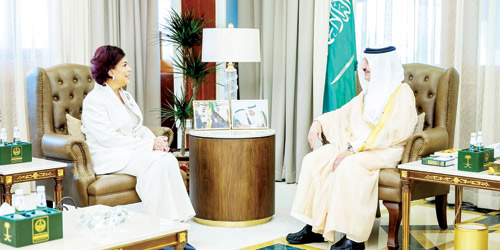 أمير المنطقة الشرقية مستقبلاً سفيرة العراق