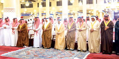 أمير منطقة الرياض يؤدي الصلاة على والدة خالد بن مطلق بن خرصان  
