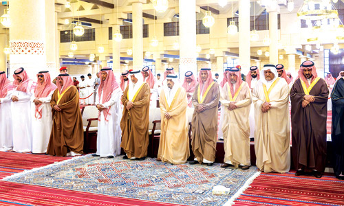 أمير منطقة الرياض يؤدي الصلاة على والدة خالد بن مطلق بن خرصان  