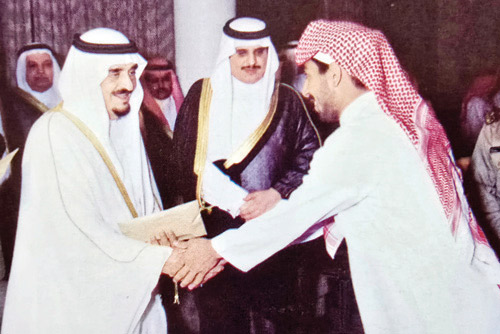 الملك فهد يصافح فهد المهلل بعد التأهل لمونديال 1994