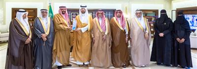 نائب أمير المنطقة الشرقية يلتقي أعضاء جمعية قدوات لكبار السن 