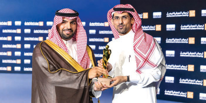 توّجت وزارة الثقافة السعودية الروائي والقاص أسامة المسلم بجائزة الأدب، وذلك خلال الدورة الرابعة
