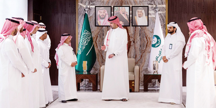 أمين منطقة الرياض يكرم فريق الأمانة الفائز بجائزة التميز 