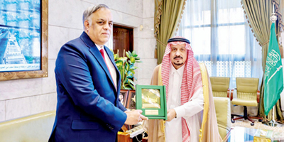 أمير منطقة الرياض يودع سفير الهند 