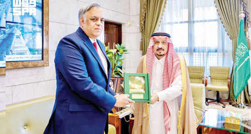 أمير منطقة الرياض يودع سفير الهند 