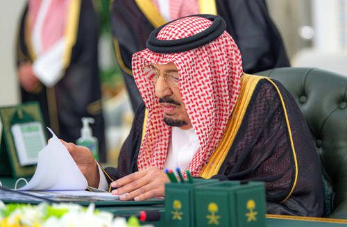 خادم الحرمين خلال رئاسته جلسة مجلس الوزراء