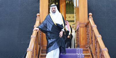 نائب أمير منطقة مكة المكرمة يتشرف بغسل الكعبة 