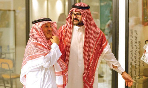 عبدالله الحضيف مع أستاذ الآثار وعضو مجلس الشورى الدكتور علي الغبان