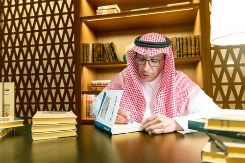 ديوانية القلم الذهبي تحتفي بكتاب: (لغة الخطاب الإعلامي - مقاربات في البنية والسياق والدلالة) لمؤلفه الأستاذ الدكتور بدر بن علي العبد القادر 