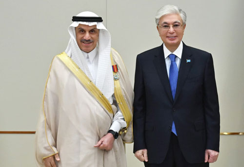 رئيس كازاخستان يمنح د. الجاسر وسام «دوستيك» 