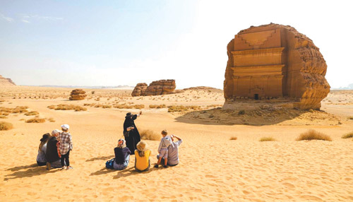 العُلا.. الأرض والسماء تتنافسان على إبهار الزائر 