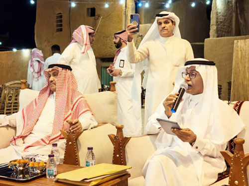 أ.سهم الدعجاني متحدثًا وبجانبه د.عثمان المنيع