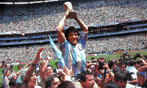 الأسطورة الأرجنتينية «مارادونا» يحتفل بكأس 1986