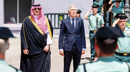 سمو وزير الداخلية خلال الزيارة