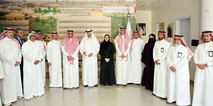 الأمير سلطان بن سلمان خلال مراسم التوقيع أمس