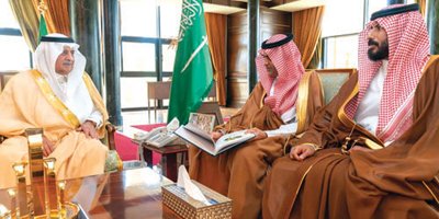 أمير منطقة تبوك يتسلم التقرير السنوي لمطار الأمير سلطان الدولي 