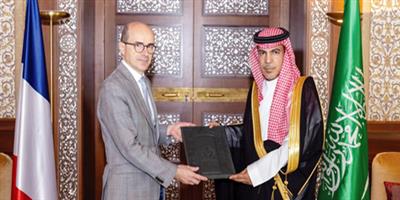 منح السفير الرويلي وسام «الاستحقاق الفرنسي من درجة قائد» 