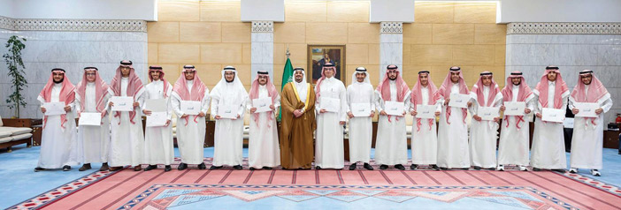 نائب أمير منطقة الرياض خلال تكريمه الطلاب والطالبات